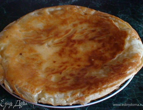 Все ингредиенты перемешать венчиком немного еще добавить муку чтоб было тесто как густая сметана и порезать мелко яблоко и перемешать в тесте. Яблоки можно и натереть на терке. Тесто высипаем на подогретую сковороду смочив немного маслом и поставить на мелкий огонь на 5мин. Перевернуть на другую сторону и дожарить. Вот  и все!
При подаче подавать с медом!