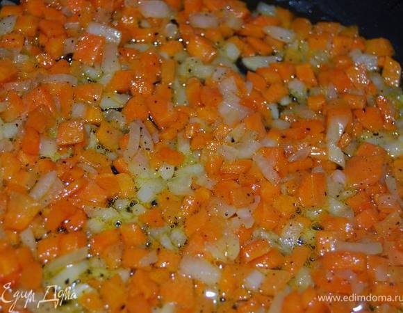 Морковь и лук нарезаем мелкими кубиками и обжариваем на небольшом огне в смеси растительного и сливочного масла. 