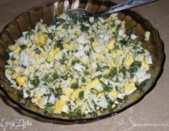 Подготовить начинку:Яйца и зеленый лук мелко порезать, все перемешать.