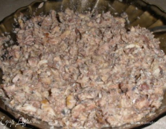 Все содержимое рыбных консервов переложить в тарелку( вместе с маслом), убрать лишь лавровый лист и перец горошком, если они там были. Вилкой хорошенько размять рыбу, перемешивая её с маслом.