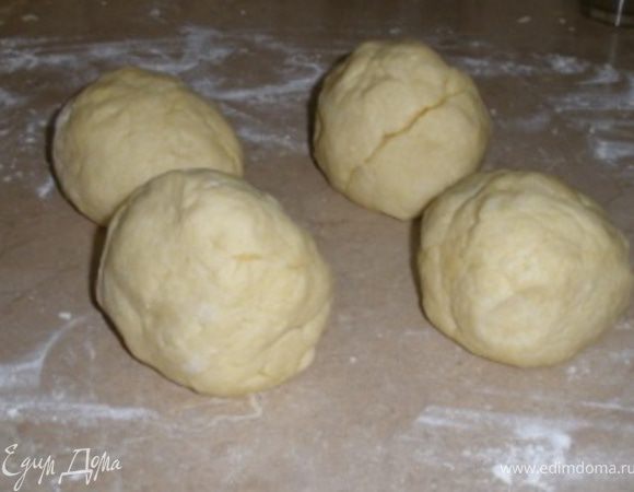 Замесить тесто: смешать муку, маргарин( очень хорошо размягченный), сметану и соду.Тесто разделить на 4 равных части.