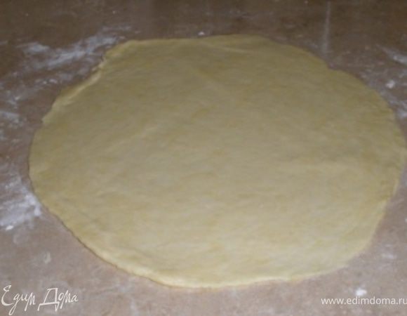 Каждую часть теста раскатать примерно на тот диаметр тарелки, куда собираетесь готовить пирог. У меня 22 см.Но лучше раскатать чуть большим диаметром, так как потом необходимо будет обрезать края для крошки.Толщина коржа получается примерно 2-3 мм.