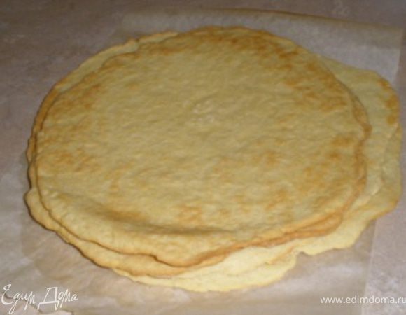 Духовку предварительно разогреть.Каждый корж выпекать отдельно, на бумаге для выпечки, при температуре 190-200 градусов, 7 минут.