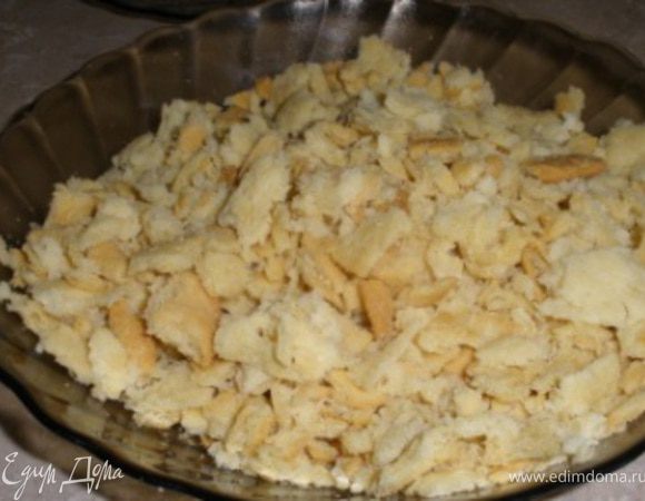 Когда коржи немного остынут, обрезать их по диаметру тарелки, на которую вы собираетесь выкладывать. Обрезанные края со всех коржов руками размять в крошку.