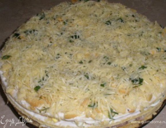 3- третий корж, смазывается также плотно маонезом  и выкладывается остальная часть начинки яйца+лук.
4- последний корж, смазывается плотно майонезом, посыпается крошкой, зеленым луком, в последнюю очередь натертым сыром.Пирог поместить в микроволновку на 1 минуту, чтобы сыр сверху слегка подплавился. Пирогу дать пропитаться в течение 4-5 часов, и приятного аппетита!