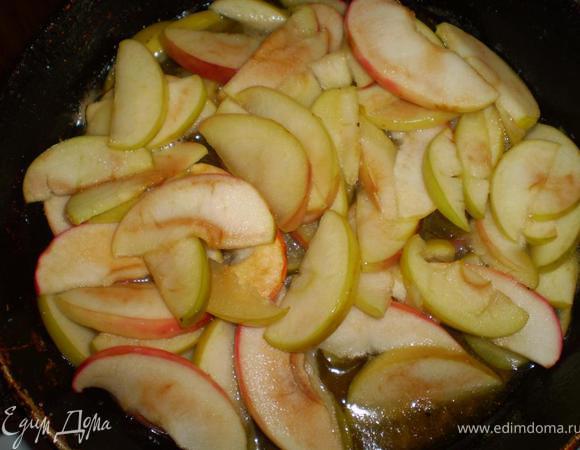 Яблоки режем на тонкие дольки. На сковороде распускаем сливочное масло, выкладываем яблоки, посыпаем сахаром, тушим около 3 минуток, затем вливаем коньяк и тушим еще 7 минут.