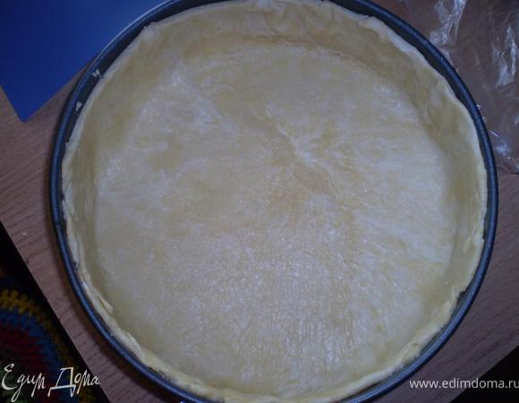 Достаем тесто, раскатываем, распределяем по форме, делаем высокие бортики, почти на всю высоту формы.