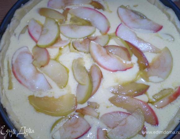 ... а сверху выкладываем тушеные яблоки без жидкости, которая получилась при тушении. Часть из них утонет и будет потом попадаться в креме. Выпекаем при 190 гр около часа. Даем пирогу хорошо остыть. 