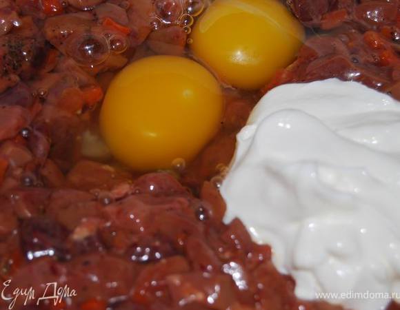 Добавить морковь с луком, яйца,сметану,соль и перец.