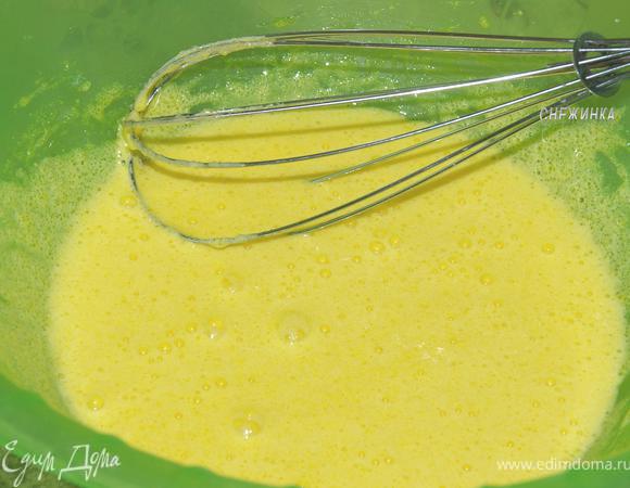 Духовку разогреваем до 200С. Яйцо слегка взбиваем с сахаром.