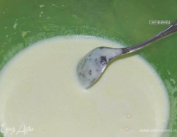 Добавляем молоко и растительное масло. Перемешиваем.