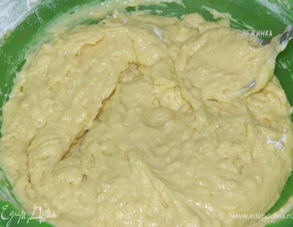 Муку смешиваем с содой и добавляем к тесту. Хорошо размешиваем.