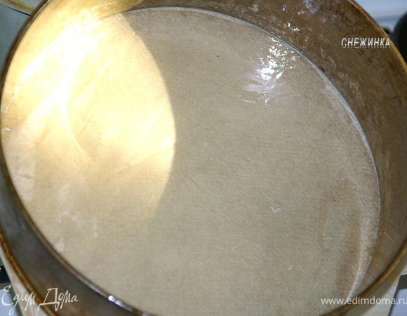 Фому для выпечки (у меня 20 см.) выстилаем пергаментом, смазываем дно и бока формы маслом.