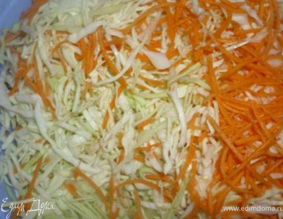 Капусту тоненько нашинковать. Чеснок, свеклу и морковь натереть на тёрке для корейских салатов. 