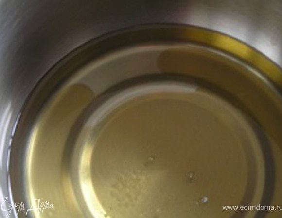 Соединить в кастрюльке масло и сироп,