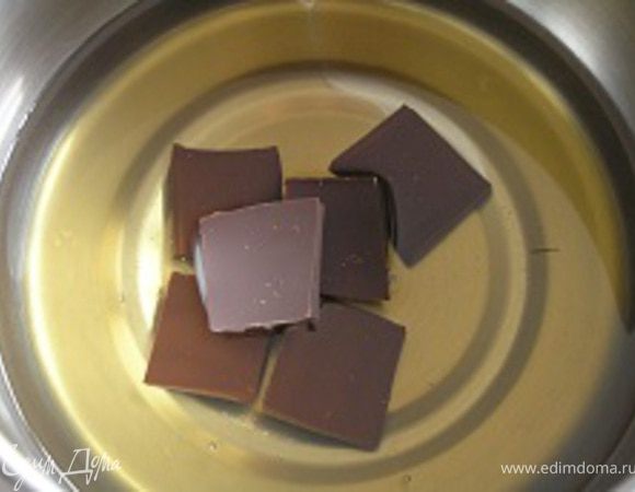 добавить поломанный на кусочки шоколад, нагревать, помешивая, до однородности.