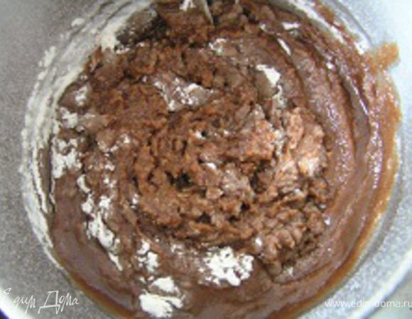 Добавить пшеничную муку и замесить тесто.