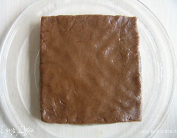 Тесто распределить на стеклянной тарелке для микроволновки, придать форму квадрата,