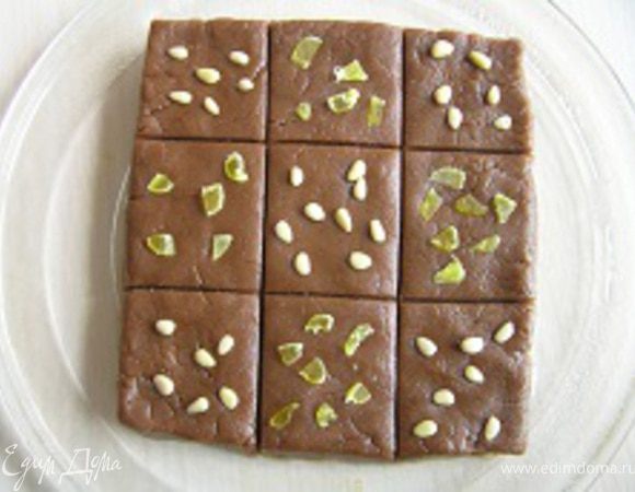 украсить кедровыми орешками и мелко нарезанными кусочками папайи, слегка вдавив в тесто.