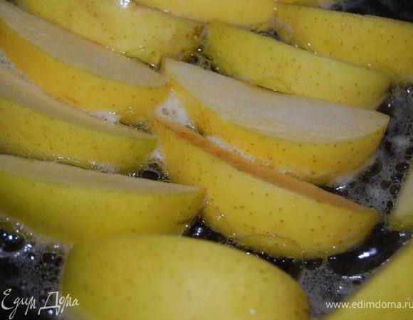 Пока готовятся наши кексы, в качестве гарнира  поджарить на сливочном масле порезанные крупными дольками яблоки. Сочетание получилось очень удачным. Яблоки при подаче можно полить бальзамическим соусом.