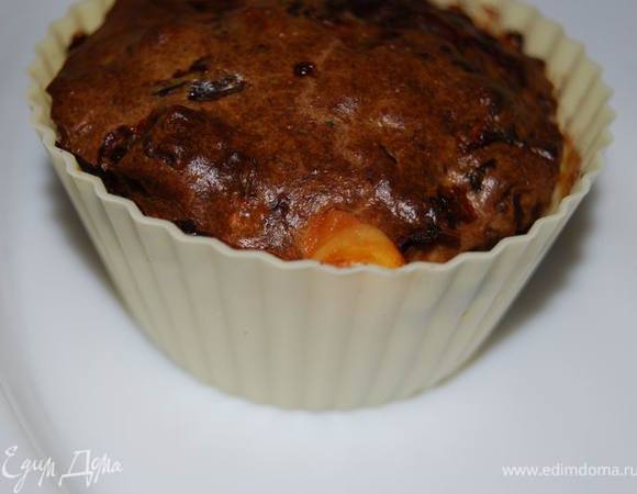 Достаем готовые кексы.