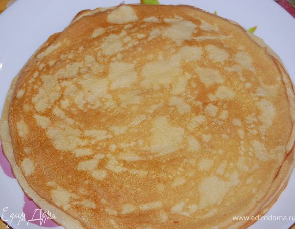 Можете использовать свой рецепт блинчиков... или этот... Яйца взбить с сахаром, добавить остальные ингредиенты, перемешать. Испечь  6 блинов.