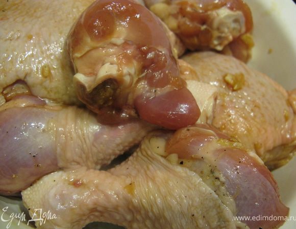 Курочку помыть, обсушить. Чеснок измельчить, смешать с соевым соусом. Замариновать курочку в смеси соуса с чесноком минут на 30-60.