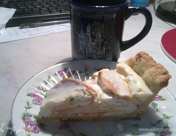 На корж разложить яблоки и залить творожной массой и в духовку на 10 минут.