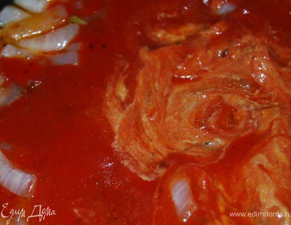 Для соуса на растительном масле поджарить лук, порезанный полукольцами, долить вино и довести до кипения. Долить бульон и готовить без крышки 10 минут, все время помешивая. Добавить горчицу и томатную пасту, приправить.