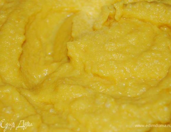 Для пюре сварить в подсоленной воде до готовности порезанную кусочками морковь и разобранную на соцветия цветную капусту, пюрировать в блендере, добавить сливочное масло. 