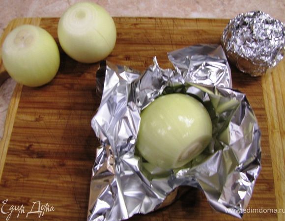 Почистите лук. Здесь необходимо удалить все несъедобные части.
Заверните каждую луковицу в фольгу. Выпекайте в предварительно нагретой до 180 градусов духовке в течение 1,5-2 часов. Учтите, что сок может просачиваться сквозь фольгу, поэтому положите лук на противень , а не на решетку.