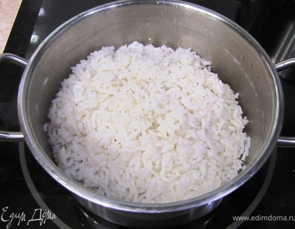 Тем временем промойте рис в проточной воде до прозрачной воды.
Варите рис в подсоленном кипятке до готовности (около 15 минут). Не забудьте, что рис надо класть в кипящую воду и сразу размешать, чтобы он не прилип ко дну или друг к дружке.
Слейте воду, но не промывайте рис - оставьте в кастрюле под крышкой.
