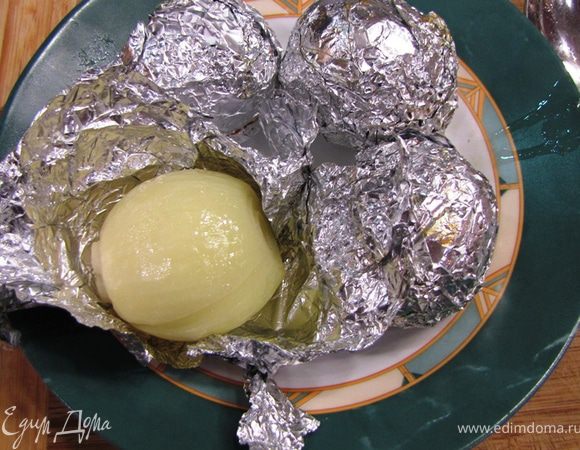 Достаньте лук из духовки.
Выньте луковицы из фольги.