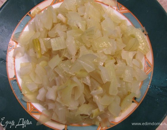 Порежьте лук довольно мелко.