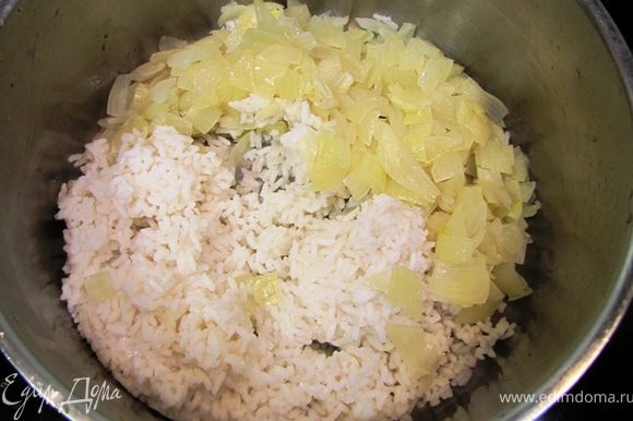 Положите лук к рису и поставьте на медленный огонь. Я переложил в большую кастрюлю и долил пару столовых ложек воды. Перемешивайте и тушите лук с рисом в течение 10 минут.
