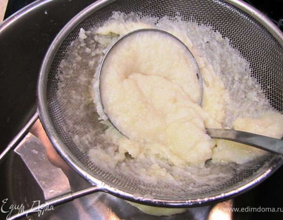 Выключите огонь и положите рис с луком в миксер. Перемелите смесь до состояния пюре. У меня получилось в два захода.
Пропустите пюре через сито, чтобы все крупные и грубые включения удалить из пюре.