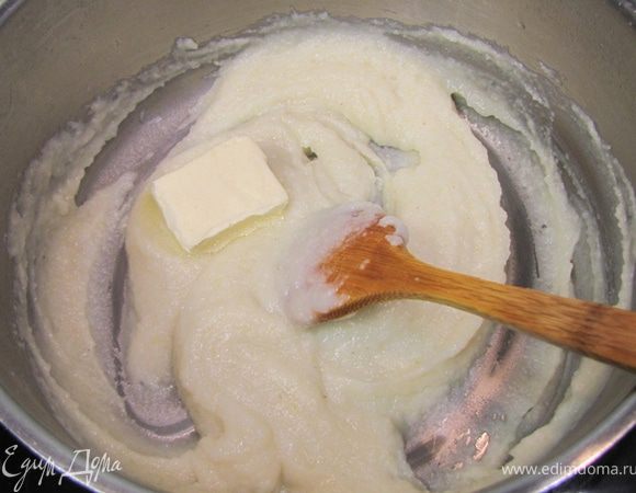 Снова прогрейте пюре, часто помешивая.
Посолите по вкусу. 
Выключите огонь и положите сливочное масло.
Перемешивайте пюре, пока масло полностью не растворится.