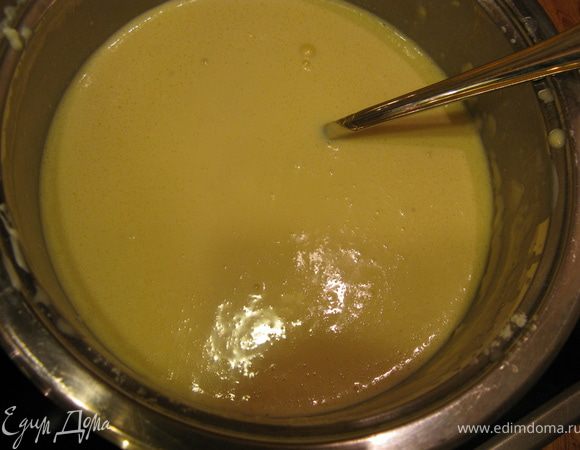 Для соуса:
яйца взбить со сметаной, добавить сыр, муку и перемешать.