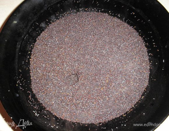 Готовим маковую начинку: 350 гр мака запариваем китятком и даем настоятся 30 минут. 