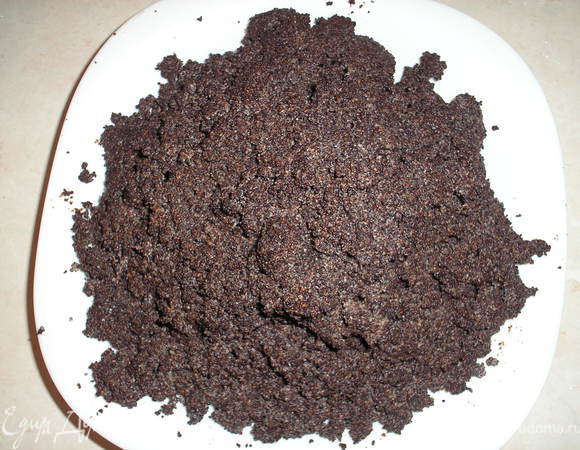 Потом воду процеживаем  и мак хорошо перемалываем в кофемолке или блендером ручным как я, мак должен очень хорошо быть измельчен, до появления белого молочка. Можна  добавить 1-2 чайных ложек сахара, тогда быстрее мак измельчится.