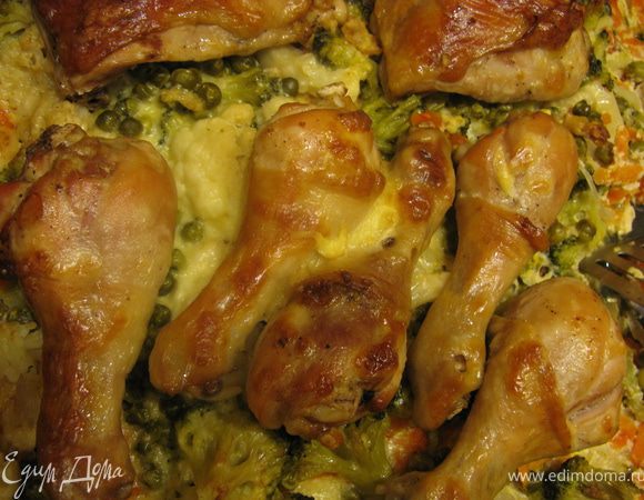 Запекать в нагретой до 200 градусов духовке пока ножки не зарумянятся, затем накрываем фольгой и опять в духовку на 30 мин. Ужин из курицы с гарниром из овощей готов! Приятного аппетита!