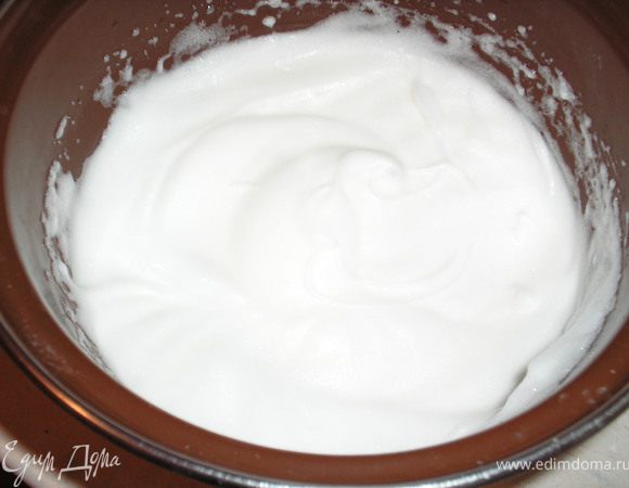 3 белка взбиваем с 20 гр сахара до крутых пиков.