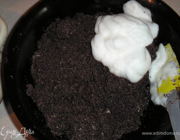 К маку добавляем сухари, желтки, и понемного движениями снизу-вверх вводим белки, хорошо перемишиваем.