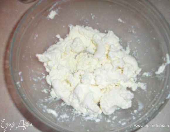 Готовим творожный слой:
500 гр творого перемалываем через мясорубку или взбиваем в блендере.