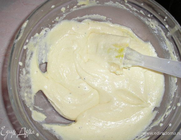 4 желтка взбиваем с 100 гр сахара. Добавляем к творогу.