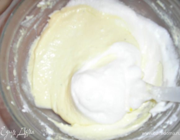 Добавляем пудинг(или как замену крахмал и ванильный сахар). 6 белков (4 с сырного слоя и 2 с песочной основы) взбиваем с 50 гр сахара до крутых пиком и вводим в творожную  массу, по чуть-чуть. хорошо вымешиваем.