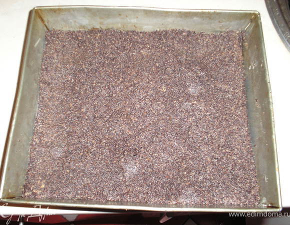 Сборка: на песочную основу выкладываем маковый слой.