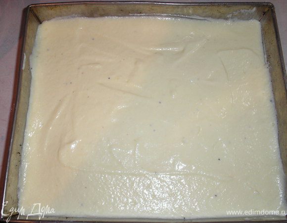 На маковый слой виливаем творожную массу.