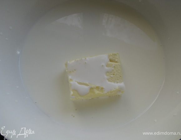 Для начала растопим сливки, сахар и сливочное масло (на слабом огне, до кипения не доводить)