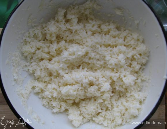 Понемногу добавляем кокосовую стружку и хорошо перемешиваем нашу массу.
Ставим на час в морозилку, чтобы наша масса немного загустела.
